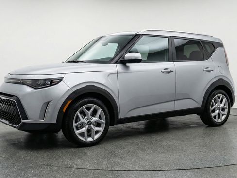 Used 2025 Kia Soul LX w/ LX Technology Package FWD image 3