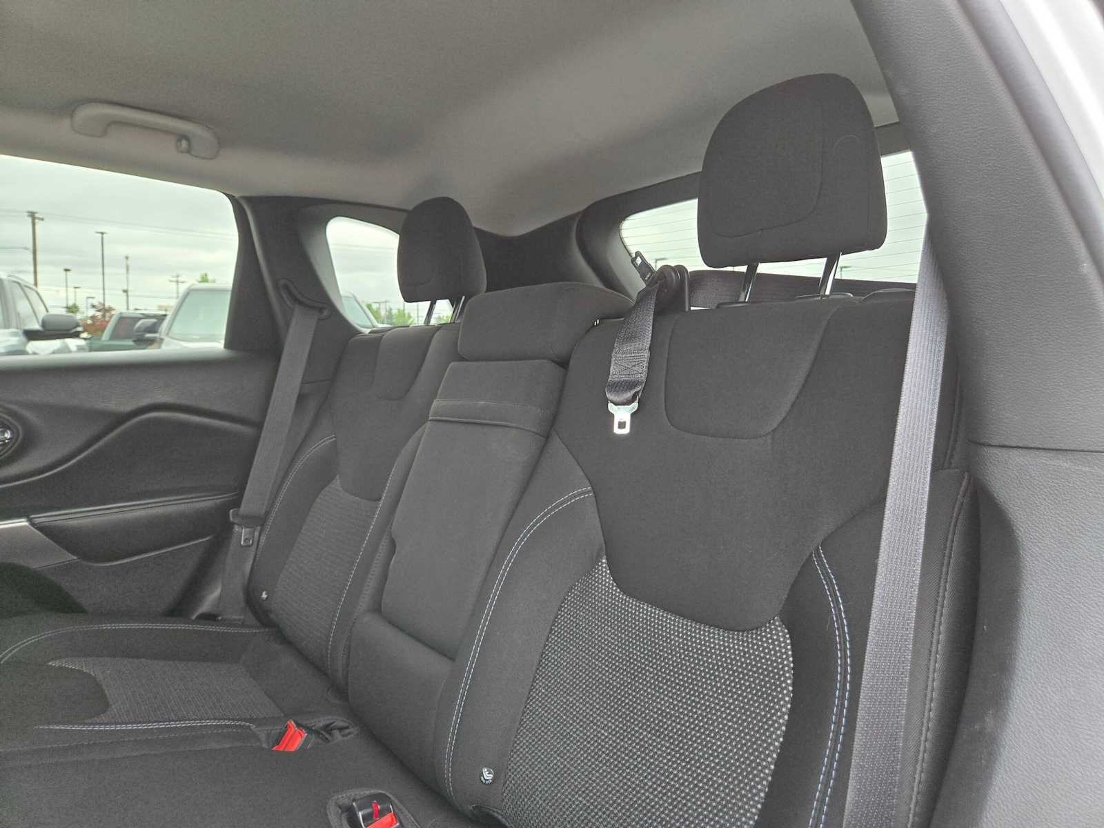 Used 2019 Jeep Cherokee Latitude w/ Popular Appearance Group AWD/4WD image 18