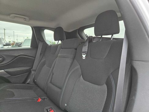 Used 2019 Jeep Cherokee Latitude w/ Popular Appearance Group AWD/4WD image 18