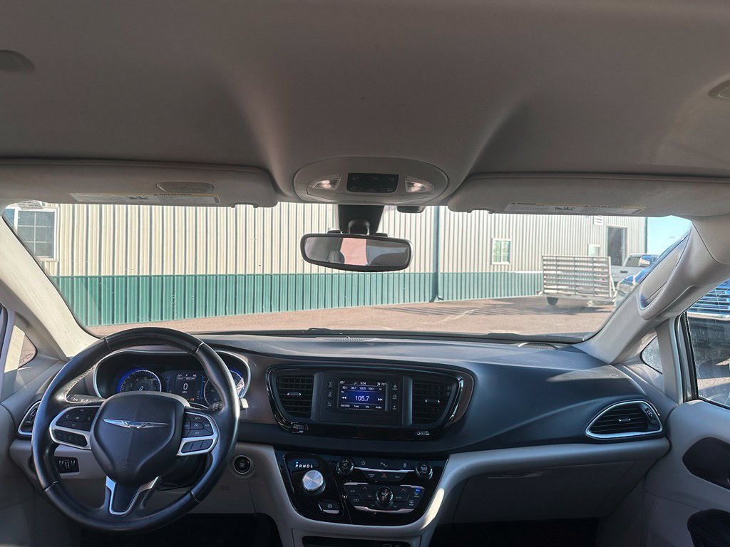 Used 2017 Chrysler Pacifica Touring-L FWD image 26