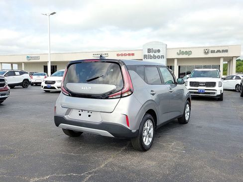 Used 2025 Kia Soul LX FWD image 5