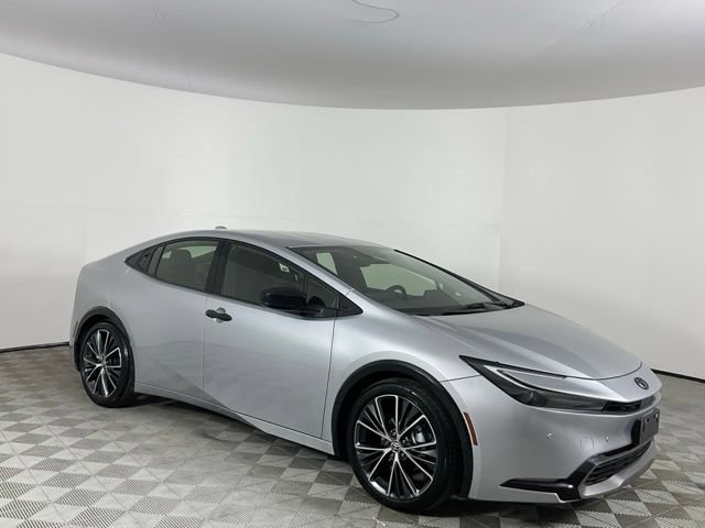 Used 2025 Toyota Prius XLE FWD image 3