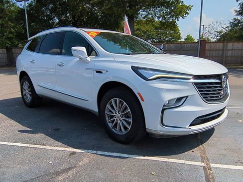 Used 2023 Buick Enclave Essence image 2