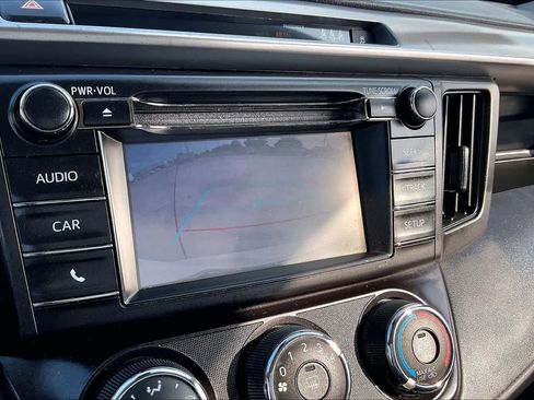 Used 2018 Toyota RAV4 LE FWD image 27