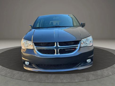 Used 2018 Dodge Grand Caravan SXT FWD image 2