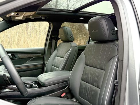 Used 2025 Buick Enclave Avenir w/ LPO, Floor Liner Package image 18