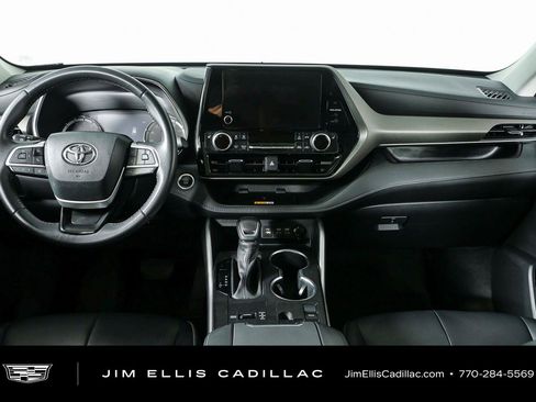 Used 2024 Toyota Highlander XLE FWD image 19