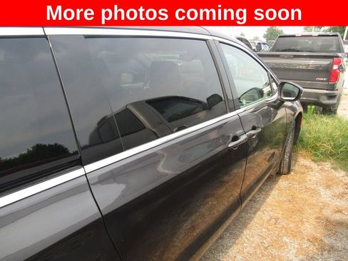 Used 2023 Chrysler Pacifica Touring-L FWD image 6