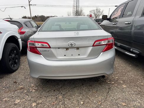 Used 2014 Toyota Camry LE image 4