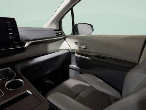 Used 2022 Toyota Sienna XLE FWD image 11