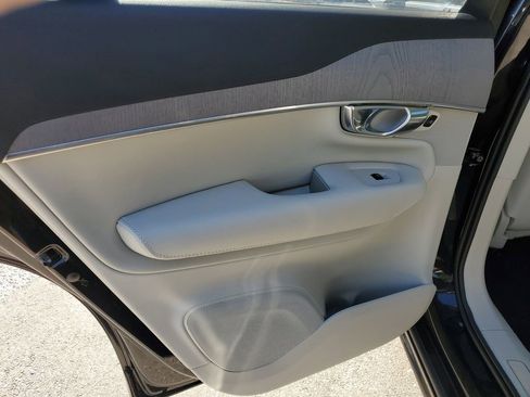 Certified 2025 Volvo XC90 T8 Plus w/ Protection Package Premier image 18