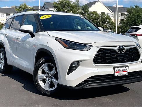 Used 2023 Toyota Highlander LE FWD image 2
