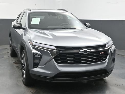 Used 2026 Chevrolet Trax RS w/ Sunroof Package FWD image 2