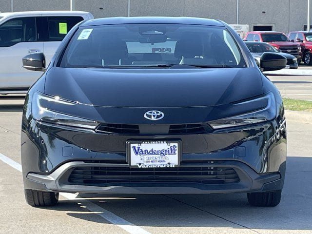 Used 2025 Toyota Prius LE FWD image 7