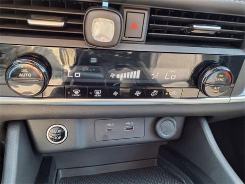 Used 2023 Nissan Rogue SV image 17