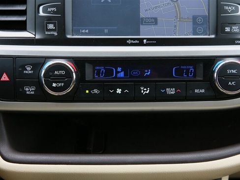 Used 2014 Toyota Highlander Limited Platinum AWD/4WD image 28
