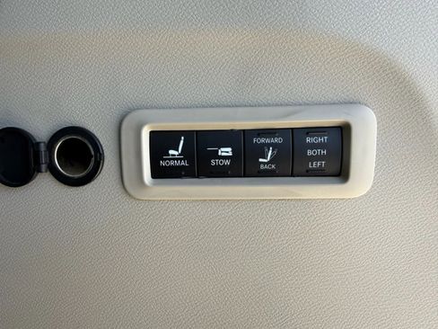 Used 2017 Chrysler Pacifica Limited w/ UConnect Theater Package image 33