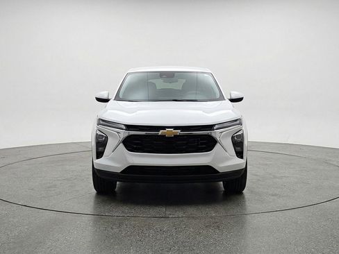 Used 2025 Chevrolet Trax LT FWD image 2