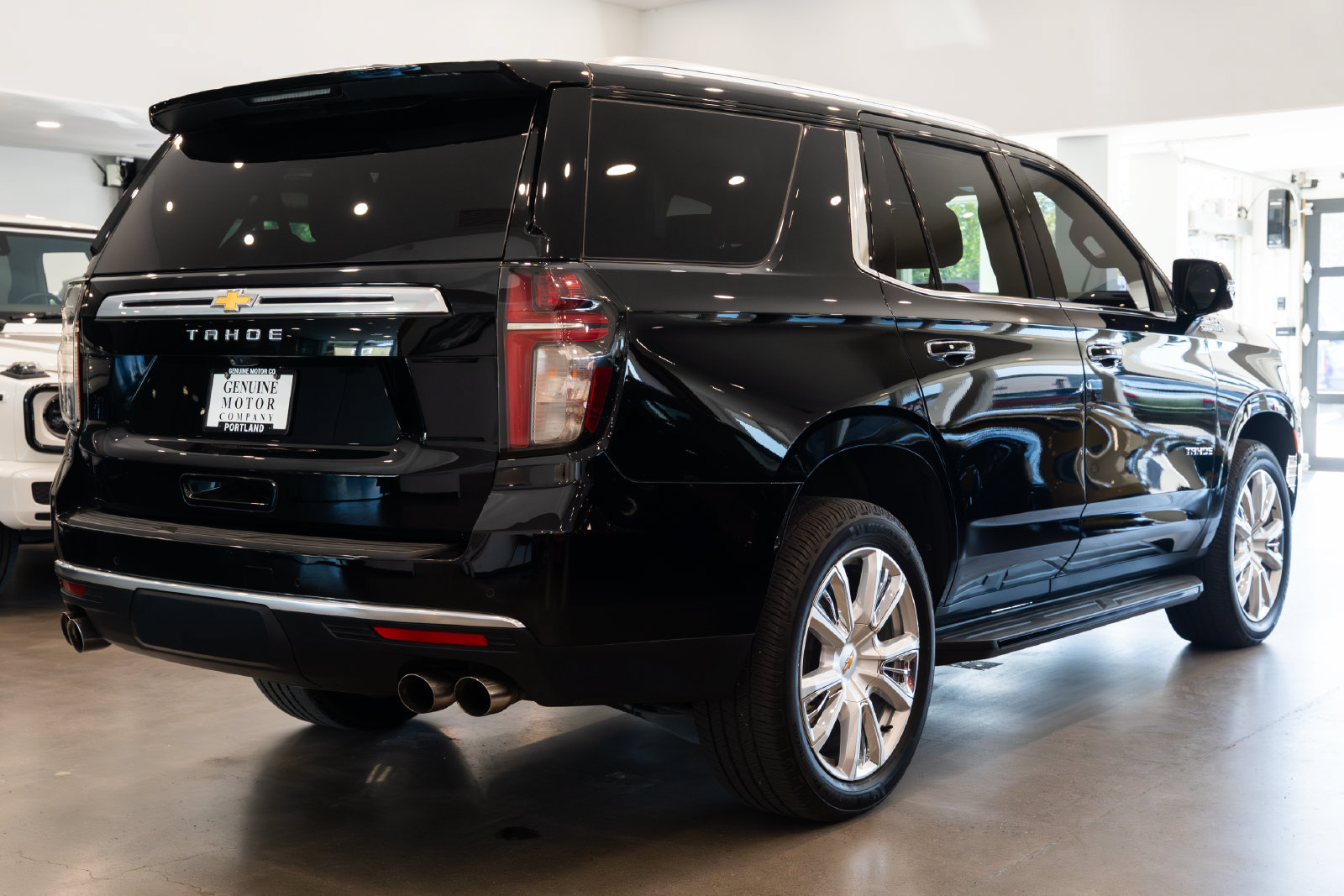 Used 2021 Chevrolet Tahoe High Country w/ Premium Package AWD/4WD image 4