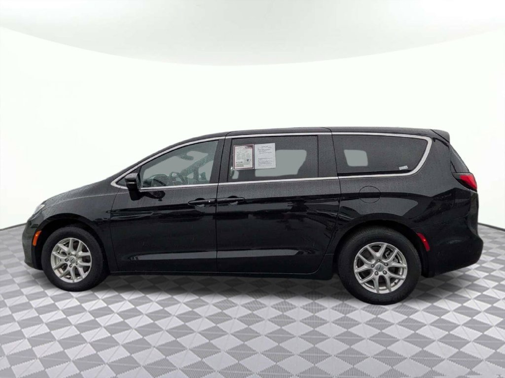 Used 2025 Chrysler Pacifica Select FWD image 5