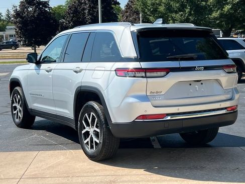 Used 2023 Jeep Grand Cherokee Limited AWD/4WD image 10