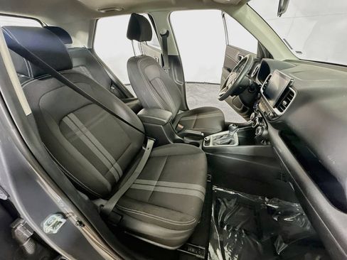 Used 2025 Hyundai Venue SEL FWD image 12
