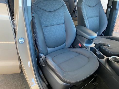 Used 2015 Kia Soul Base 4dr Crossover 6A image 34