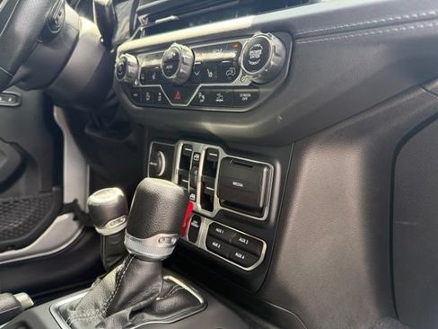 Used 2024 Jeep Gladiator Mojave w/ Technology Group AWD/4WD image 30