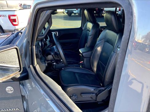 Used 2018 Jeep Wrangler Unlimited Sahara image 9