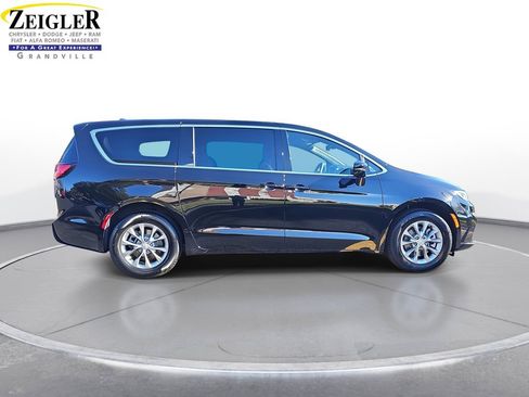New 2026 Chrysler Pacifica Select image 4