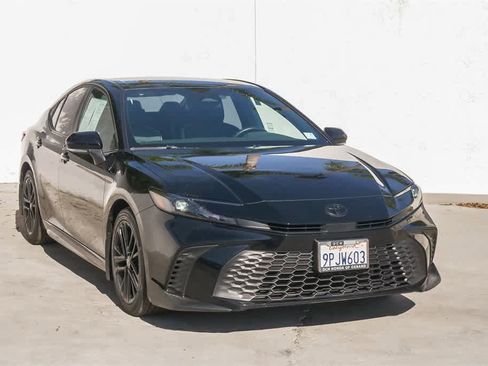 Used 2025 Toyota Camry SE image 3