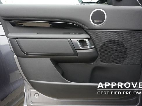 Used 2025 Land Rover Discovery S image 17