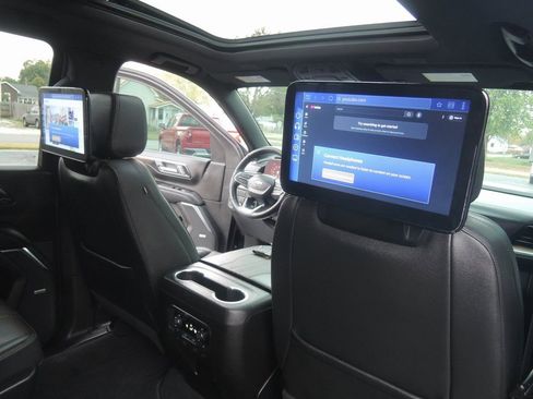 Used 2025 Chevrolet Suburban High Country AWD/4WD image 42