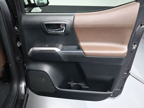 Certified 2017 Toyota Tacoma Limited AWD/4WD image 31