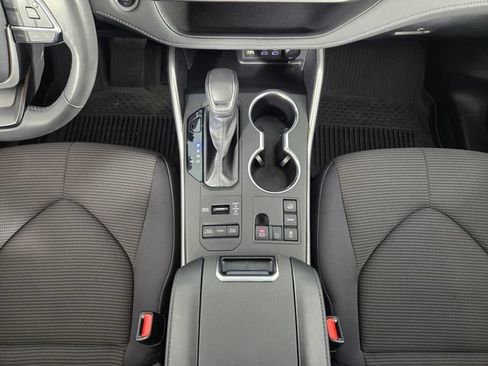 Used 2024 Toyota Highlander LE AWD/4WD image 25
