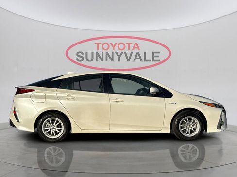 Used 2017 Toyota Prius Prime Advanced image 10