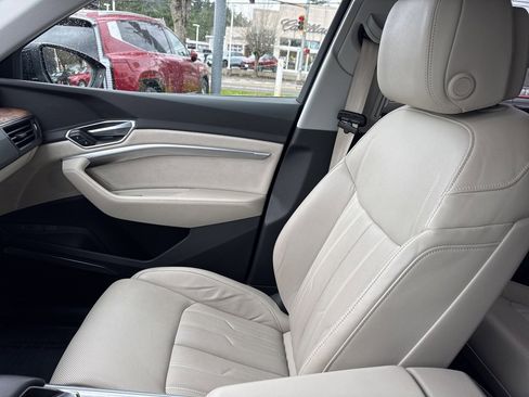 Used 2019 Audi e-tron Prestige w/ Prestige Package image 30
