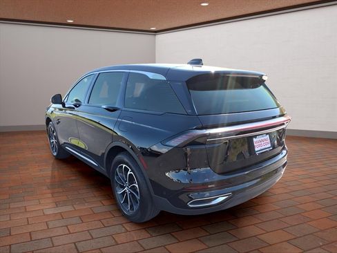 Used 2024 Lincoln Nautilus Premier image 6