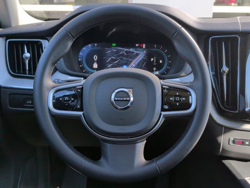 Used 2025 Volvo XC60 B5 Plus image 20