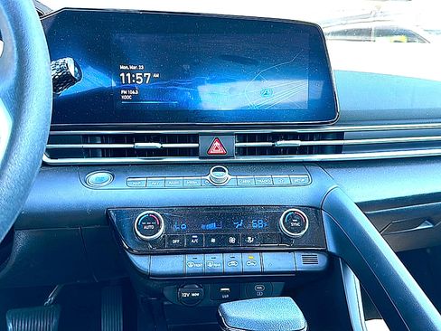 Used 2024 Hyundai Elantra SEL FWD image 31
