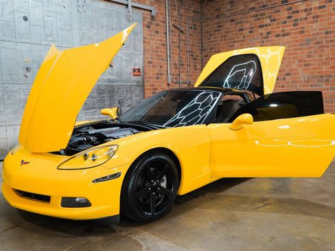 Used 2011 Chevrolet Corvette Coupe w/ Preferred Equipment Group RWD image 27