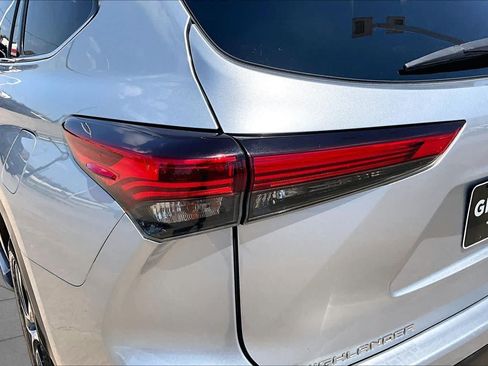 Used 2021 Toyota Highlander XLE FWD image 29