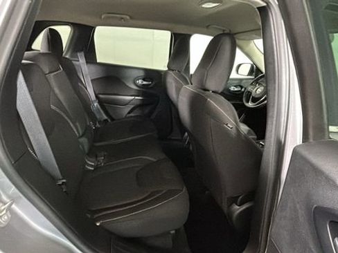 Used 2016 Jeep Cherokee Latitude w/ Cold Weather Group AWD/4WD image 28