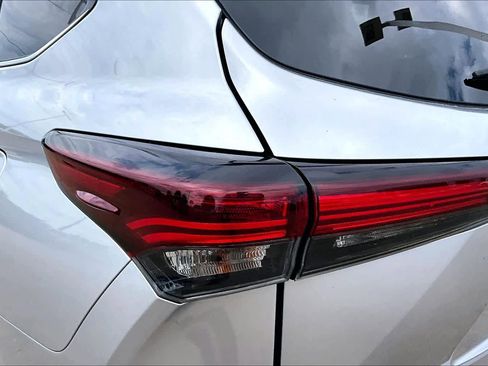 Certified 2024 Toyota Highlander LE FWD image 28