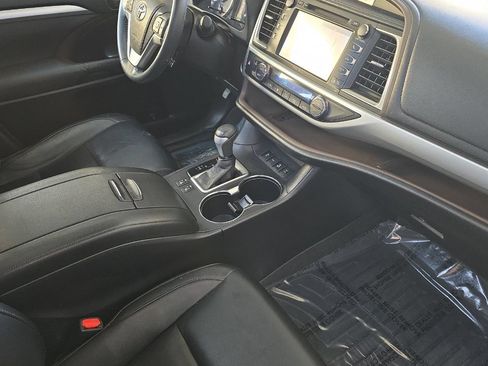 Used 2014 Toyota Highlander XLE w/ Preferred Accessory Package AWD/4WD image 14