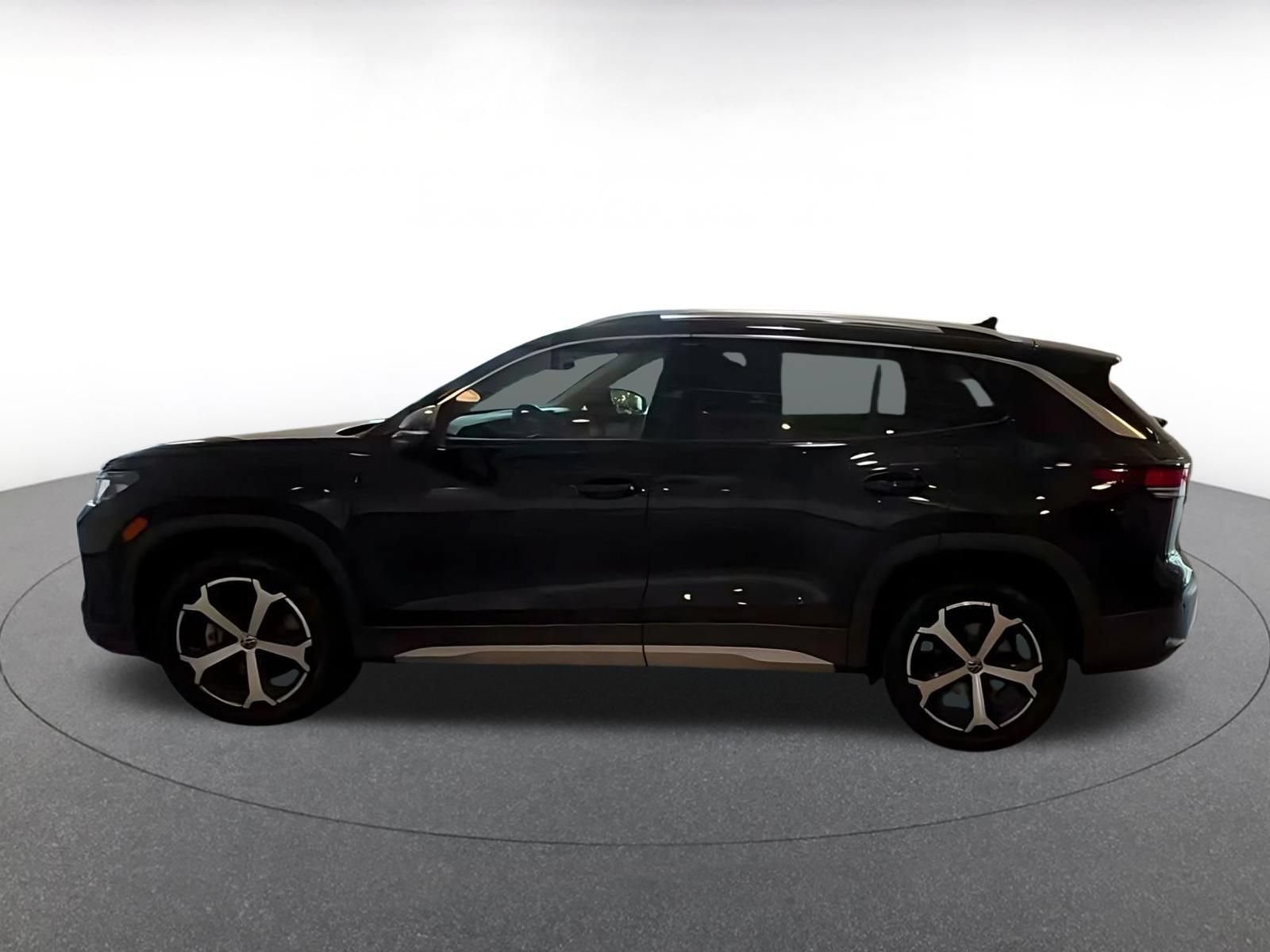 Used 2026 Volkswagen Tiguan SE AWD/4WD image 7