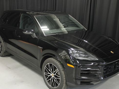 Used 2024 Porsche Cayenne image 11