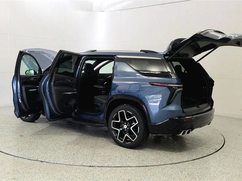 Used 2025 Chevrolet Traverse High Country FWD image 11
