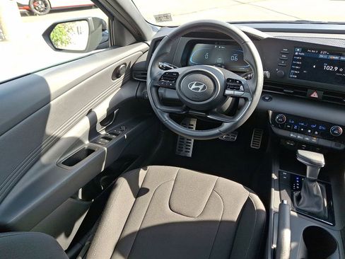 Used 2025 Hyundai Elantra Sport image 15