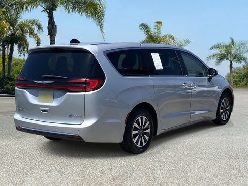 Used 2023 Chrysler Pacifica Touring-L FWD image 5